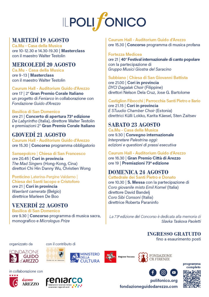 Locandina del programma de Il Polifonico che elenca le date, gli orari e i luoghi dei concerti, delle masterclass e dei concorsi corali di agosto, con i loghi degli sponsor in basso e le informazioni di contatto sulla destra.