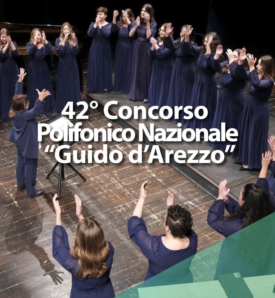 Un coro di donne in abito blu canta sul palco, guidato da un direttore d'orchestra. Il testo recita: 42° Concorso Polifonico Nazionale Guido dArezzo. L'evento è organizzato dalla Fondazione Guido dArezzo.
